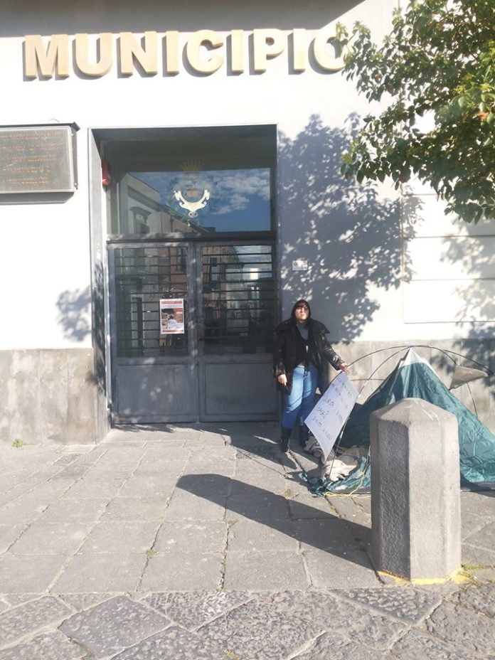 senza casa si accampa davanti al municipio