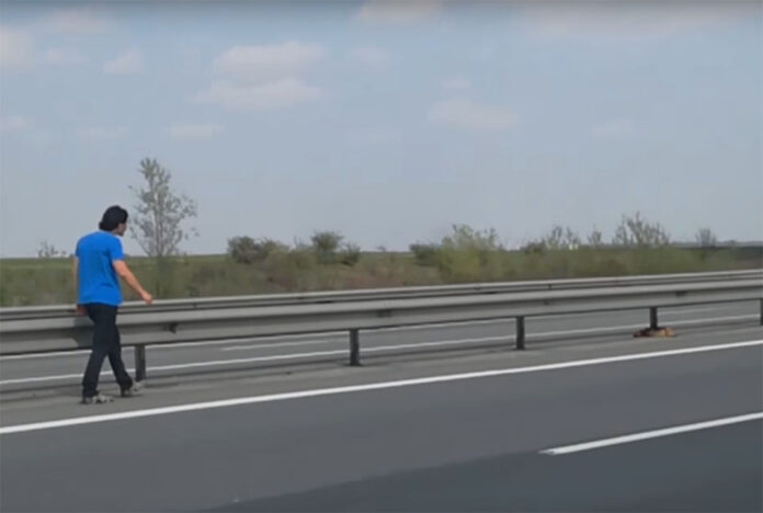 uomo in autostrada