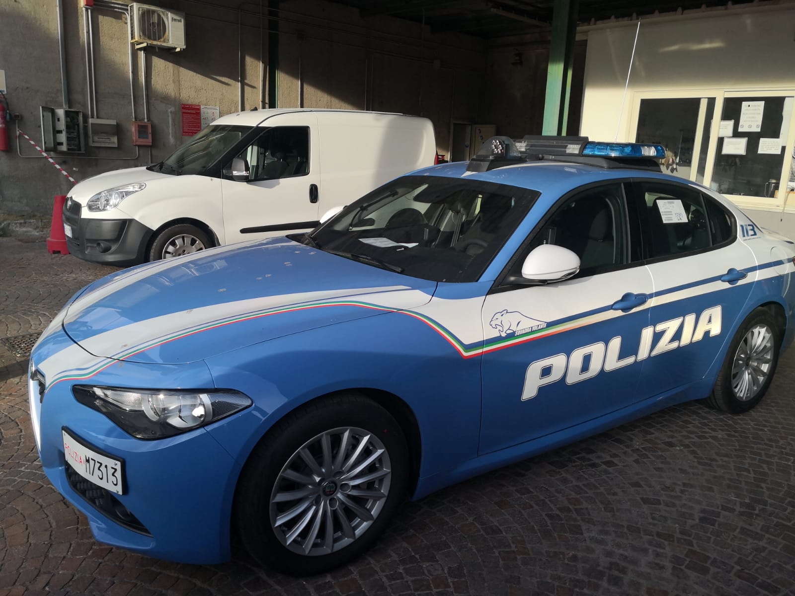 Alfa Romeo Giulia al commissariato di Polizia di San Giuseppe